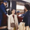 Un steward en livrée accueille des voyageurs à l'embarquement du Venice Simplon-Orient-Express