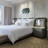Chambre d'une Grand Suite de Milano à The Palazzo, Las Vegas, aux tons neutres avec baie vitrée sur la ville