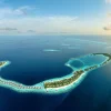 Vue aérienne du Waldorf Astoria Maldives Ithaafushi et de ses îles en croissant dans l'atoll de Malé Sud