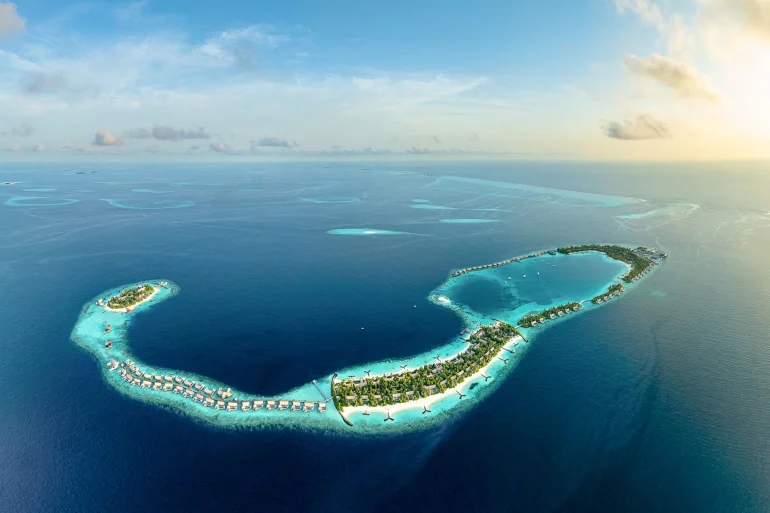 Vue aérienne du Waldorf Astoria Maldives Ithaafushi et de ses îles en croissant dans l'atoll de Malé Sud