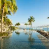 La piscine à débordement du Waldorf Astoria Riviera Maya face à la mer des Caraïbes